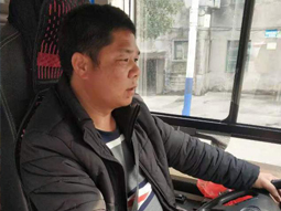 永兴：小女孩坐错公交车 热心司机陈红灿铁骑送回家